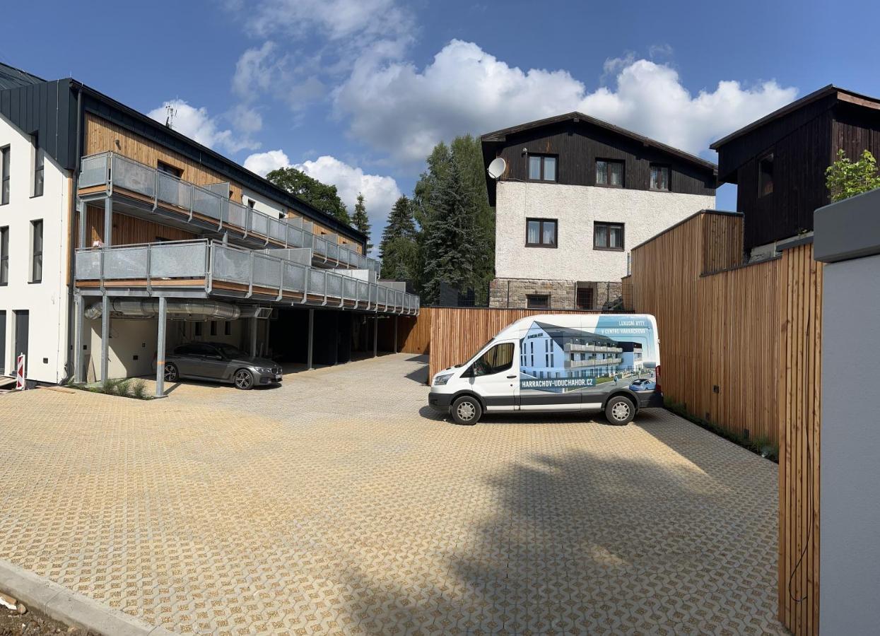 Luxusni Apartman Grand V Centru Harrachova Se Soukromou Mega Terasou, S Privatnim Parkovanim Zdarma, S Moznosti Dobijeni Wallbox Ev A Vyhledem Na Harrachovsky Kostelicek المظهر الخارجي الصورة