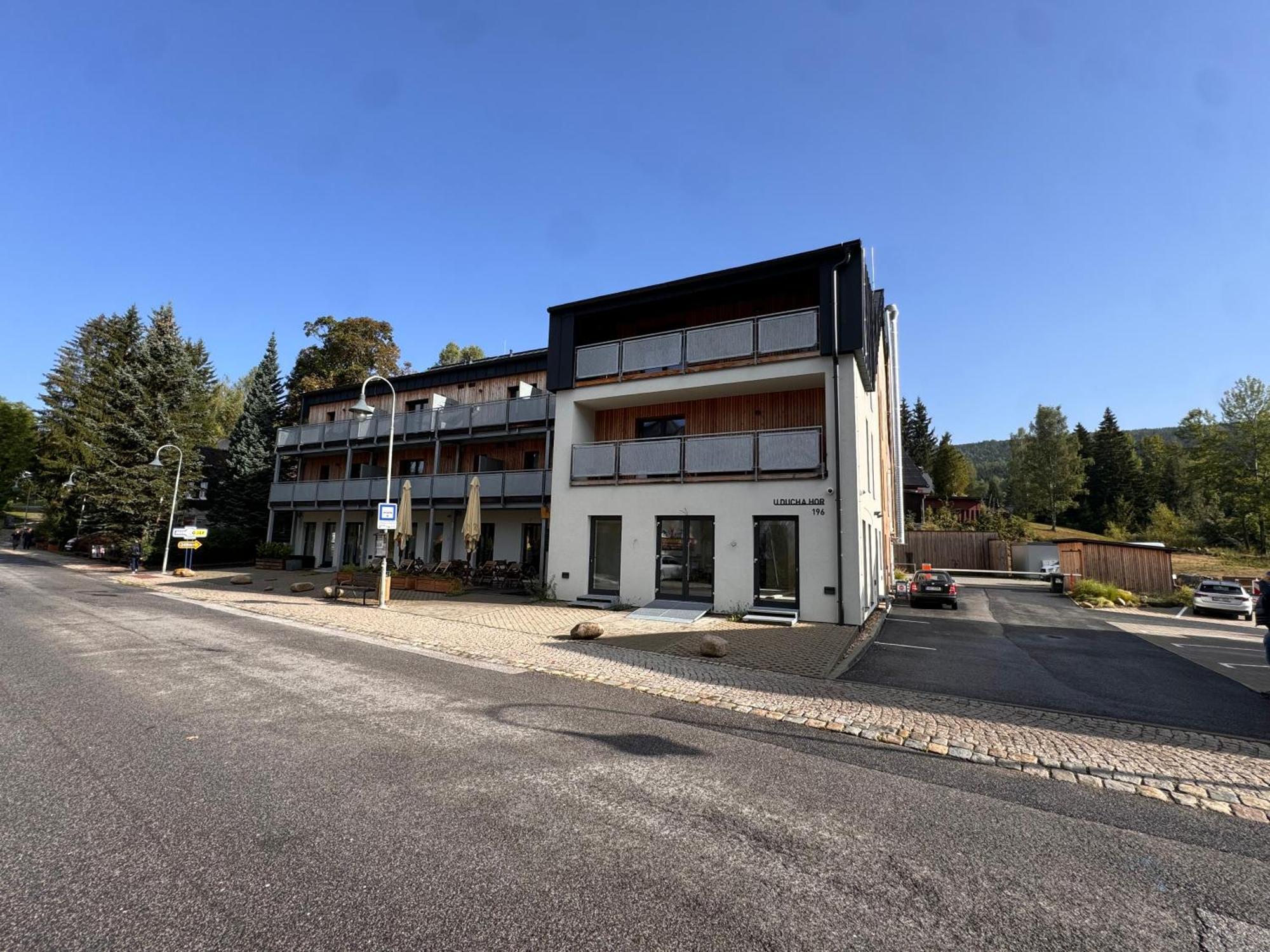 Luxusni Apartman Grand V Centru Harrachova Se Soukromou Mega Terasou, S Privatnim Parkovanim Zdarma, S Moznosti Dobijeni Wallbox Ev A Vyhledem Na Harrachovsky Kostelicek المظهر الخارجي الصورة